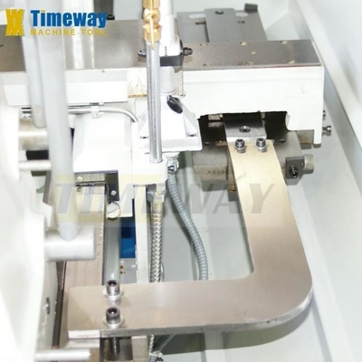 Metalen draaibank met een horizontaal gat met een gewicht van 590 kg en andere werktuigpoststations