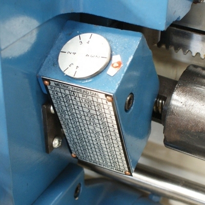 T-1440B Precision Gear Head Motor Lathe met 220 mm Swing Diameter Over Cross Slide