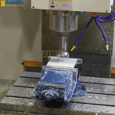 Industrie Verticaal bewerkingscentrum met 3 assen en Min.