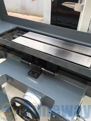 1.5kW vermogen hydraulische oppervlakte slijpmachine zadel bewegende type 850 kg gewicht