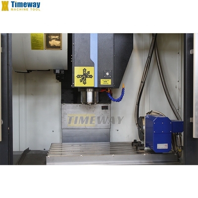 Hoog nauwkeurig verticaal bewerkingscentrum CNC freesmachine 550 mm Verticaal reizen