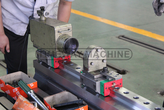 600 mm tafelreis VMC1060L CNC verticale freesmachine met 24 gereedschapsmagazinen