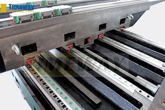 Automatisch VMC1370L Verticaal Machine Center met BT50 ATC 24 Tools en 700mm Table Travel